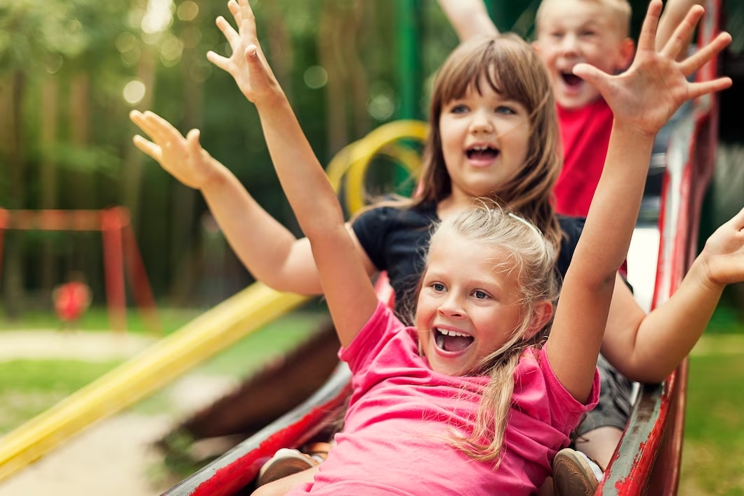 Enfants qui jouent au toboggan